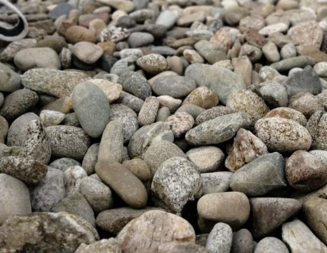 Галька речная пестрая (20-40 мм.)  купить в Пскове от производителя, без посредников